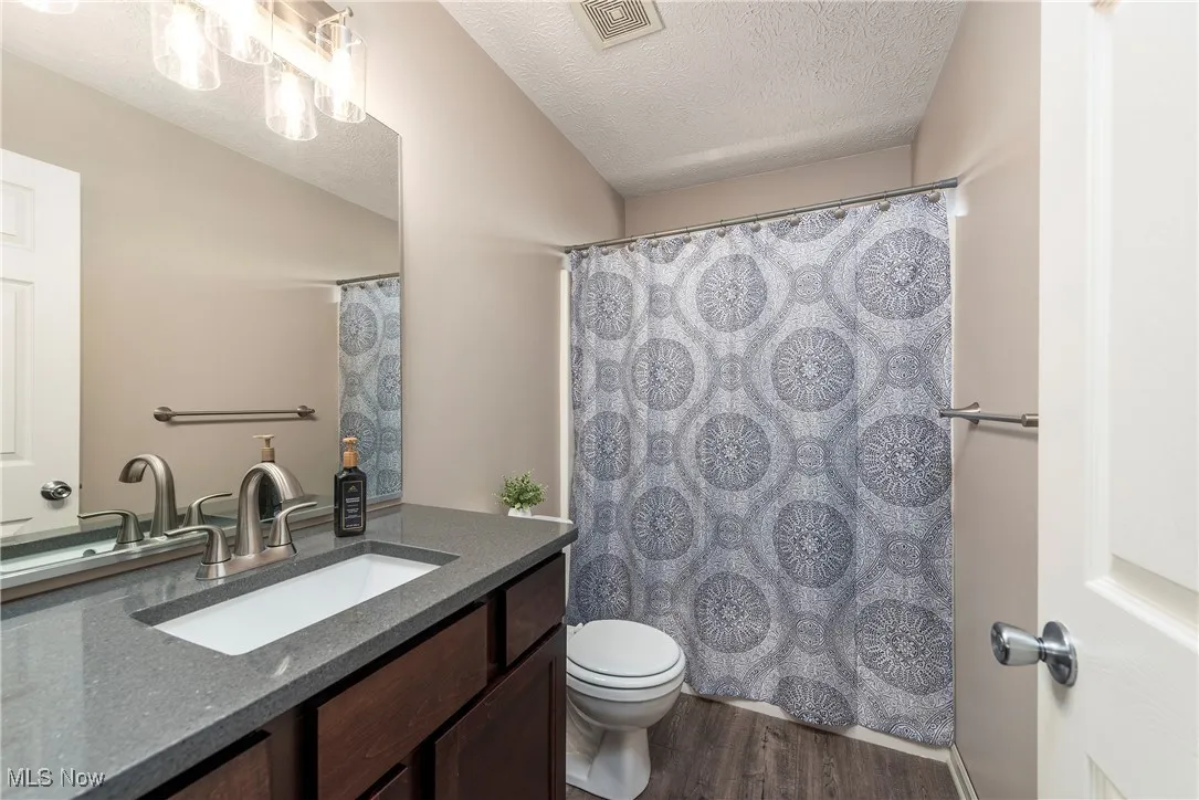 2nd floor full bathroom