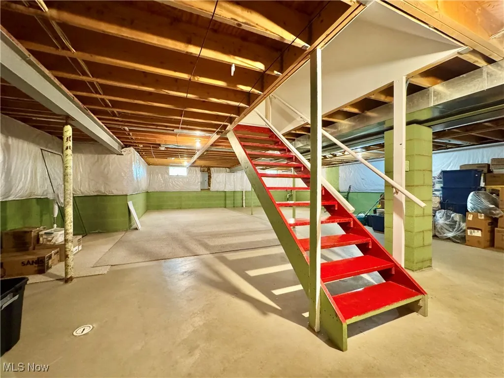 Unfinished full large basement