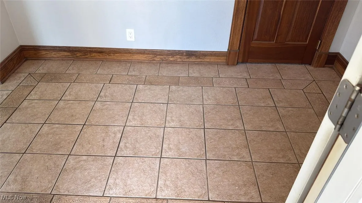 Detailed view of baseboards