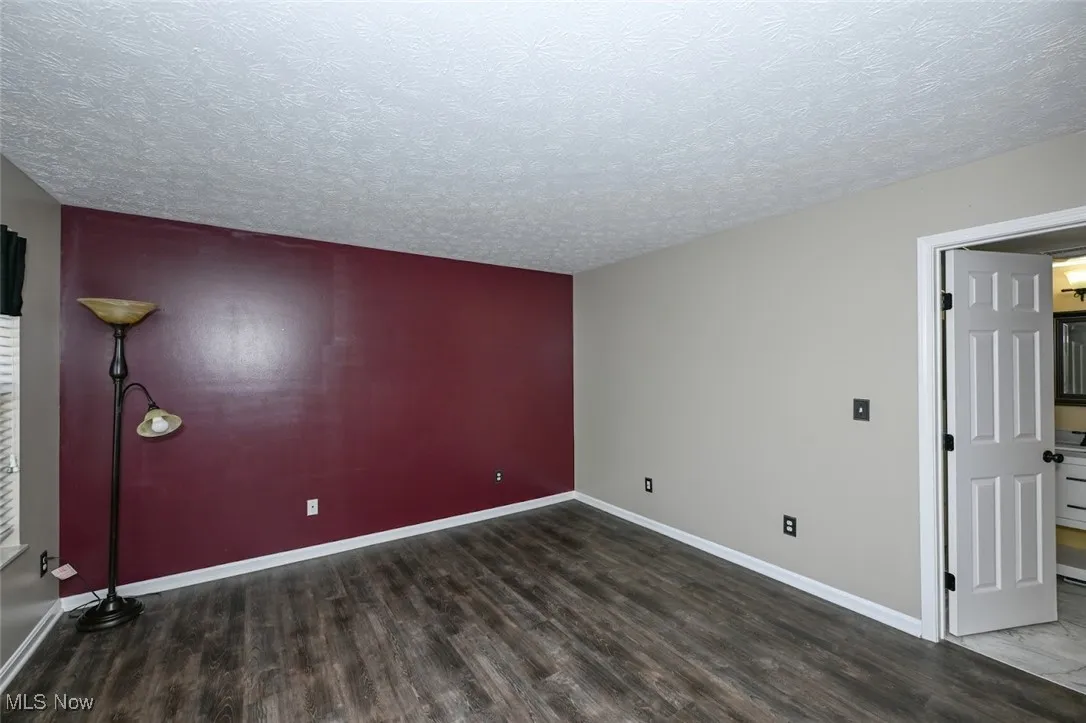 First floor bedroom with a private access to the first floor bath.