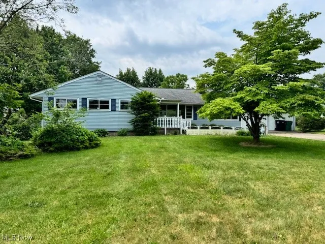 View of front facade with a front yard