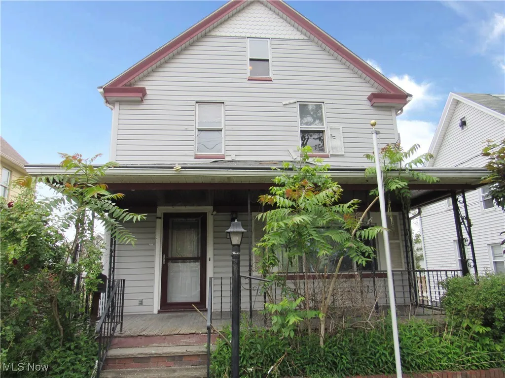 View of front facade with a porch