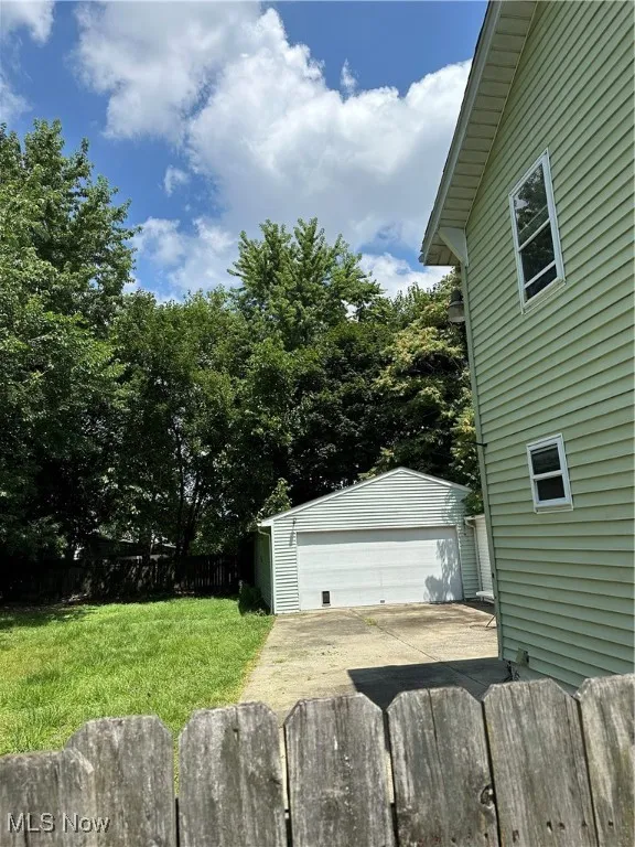 View of yard featuring a detached garage