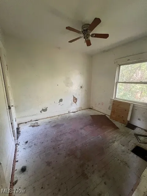 Empty room with a ceiling fan