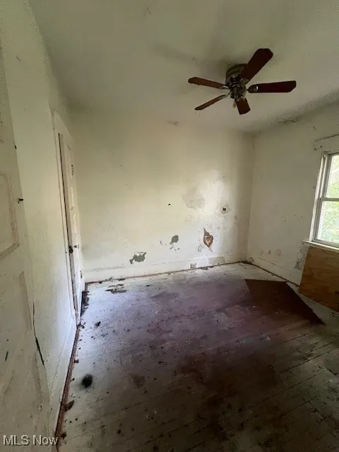 Empty room with ceiling fan
