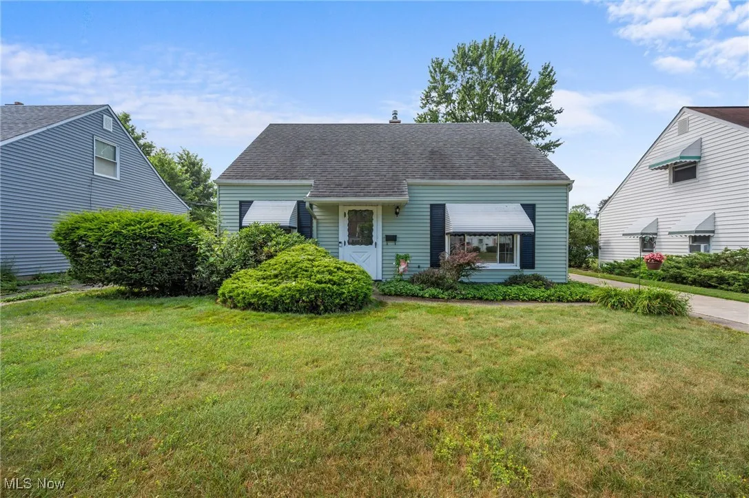 View of front home featuring a front lawn