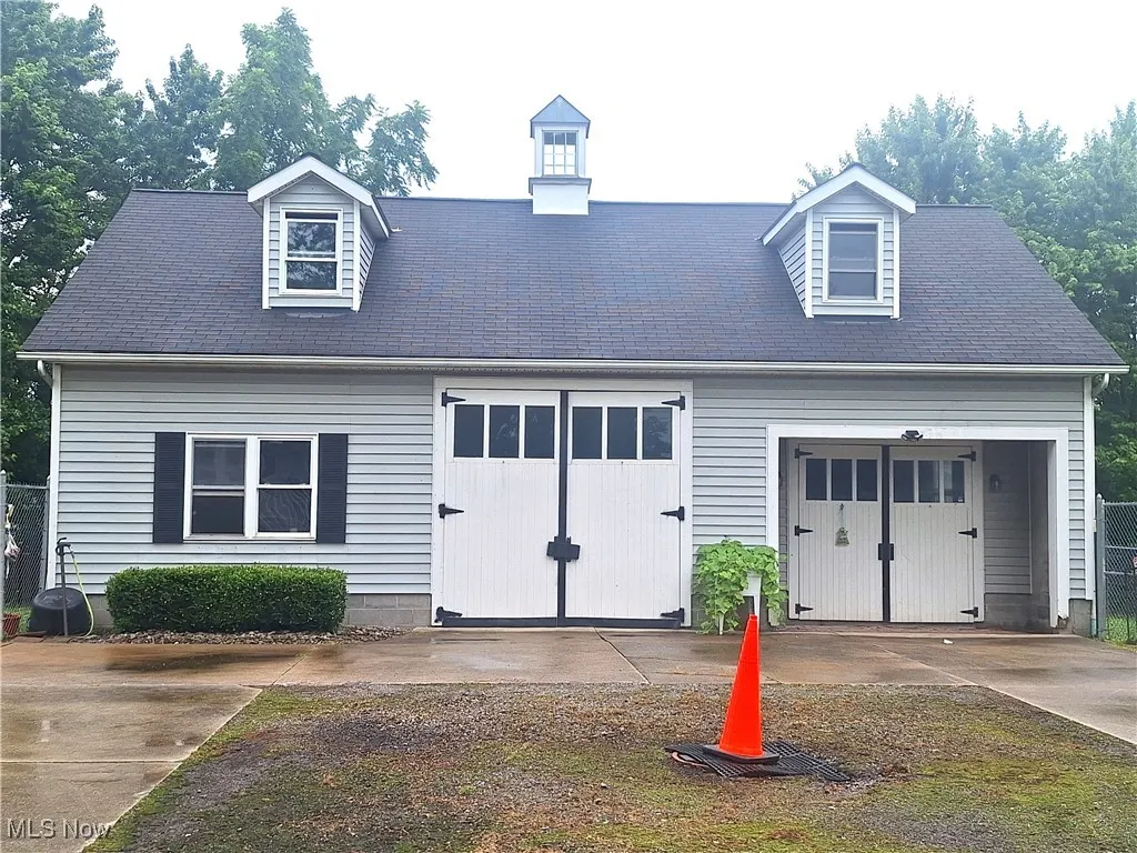 Barn with Electric, water and natural gas, 3 box stalls, tack room, feed room, loft and more.