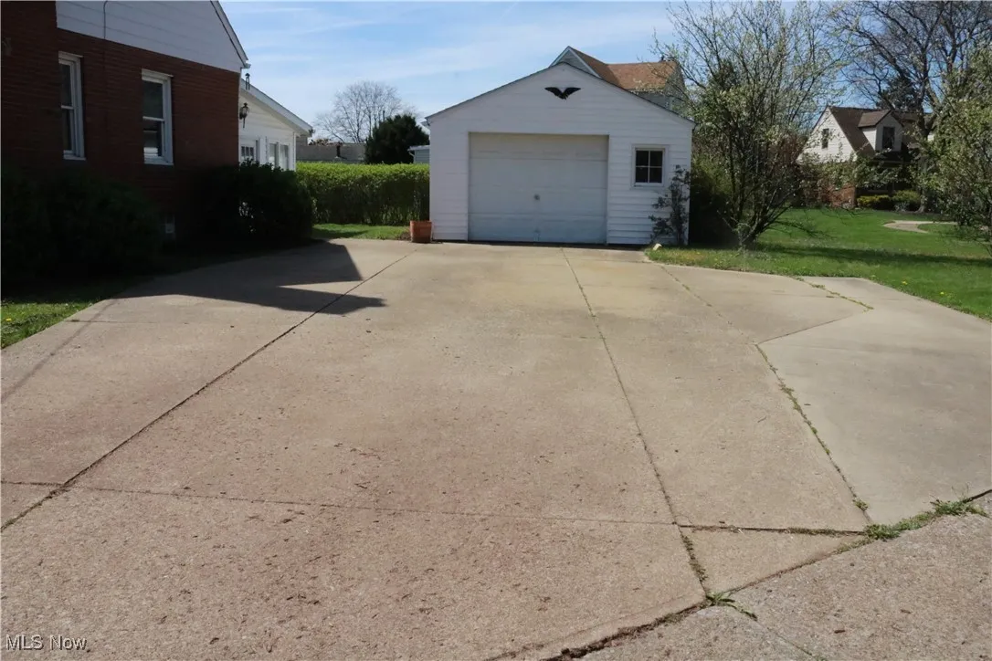 Extra wide driveway with 1.5 car garage