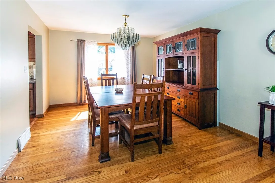 Roomy Din Area
