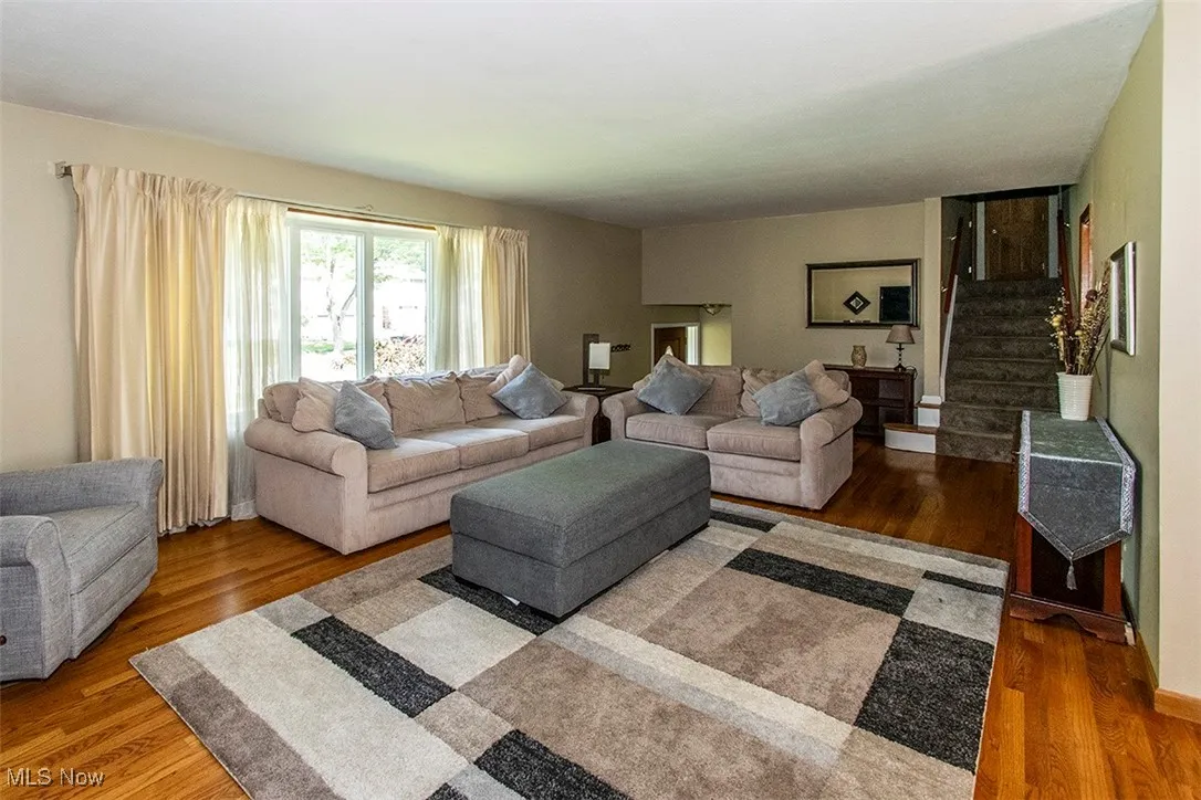 Expansive Liv Rm