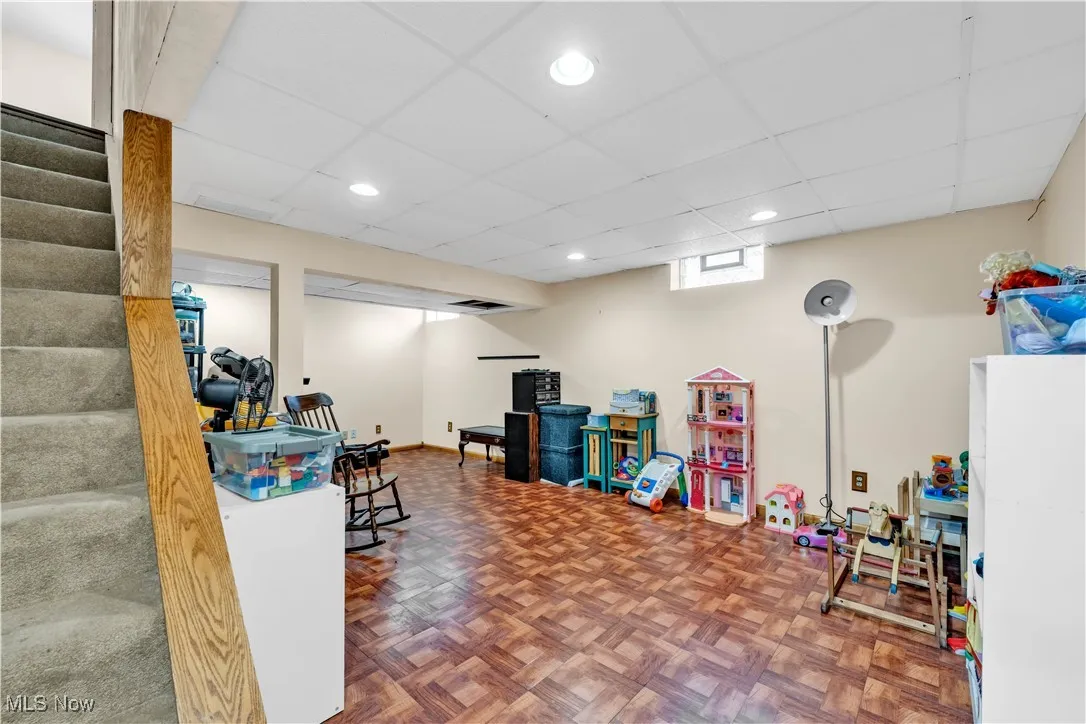 EXPAND YOUR LIVING SPACE... GREAT PLAYROOM - HOBBY AREA - HOME GYM