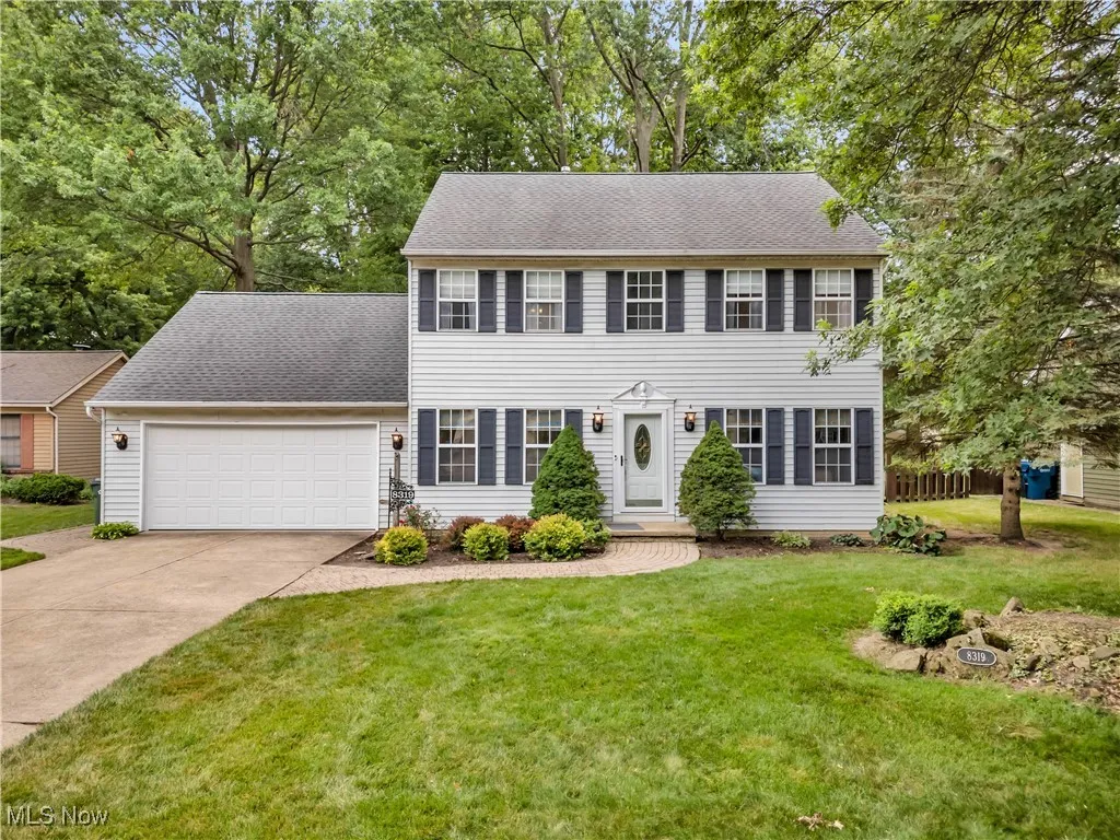 WELCOME TO 8319 BRADFORDS GATE, OLMSTED FALLS.....   LET'S TAKE A WALK INSIDE!!