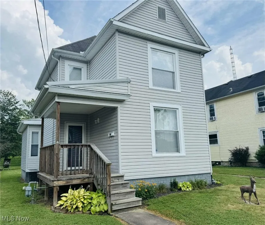 View of front of house with a front yard