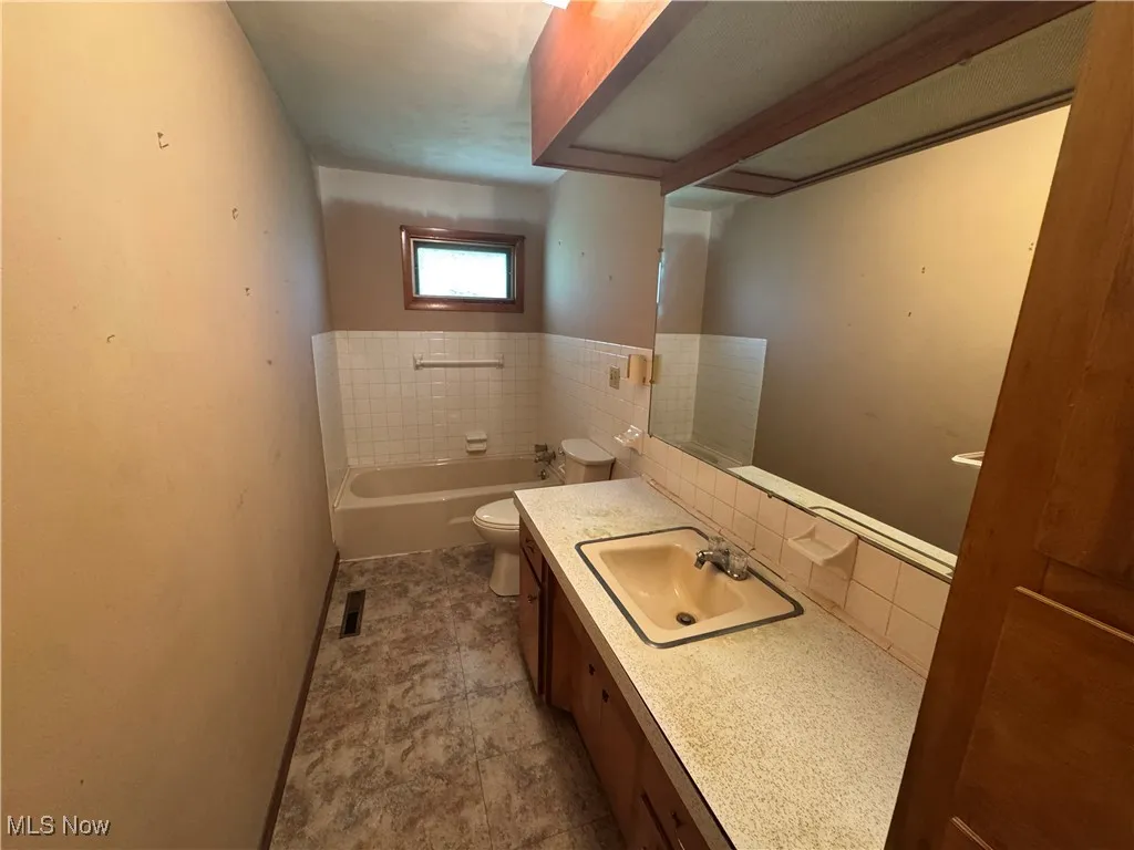 View of full bath area