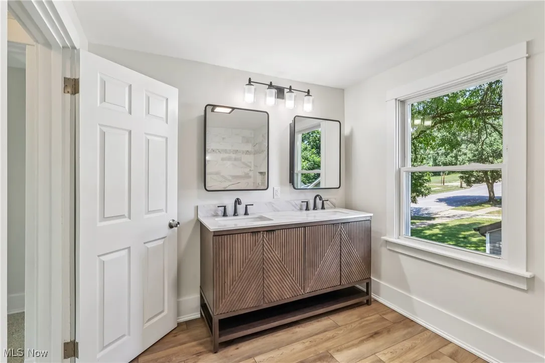 Another view of the full bathroom