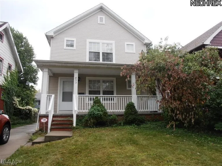 View of front of house featuring a porch and a front yard