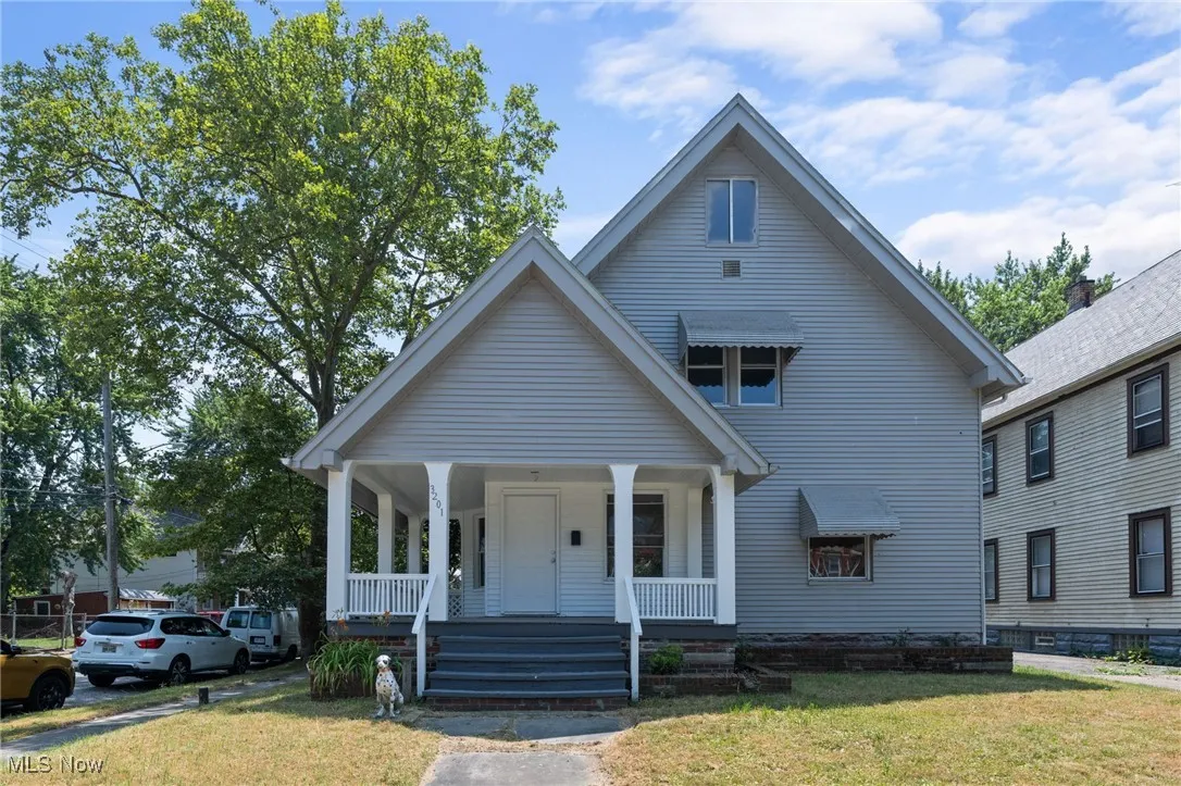 View of front of home featuring a porch and a front yard