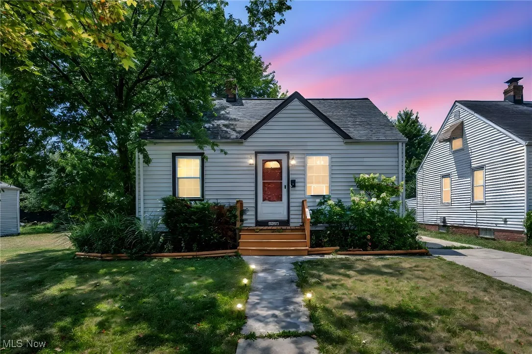 View of front of house featuring a front lawn