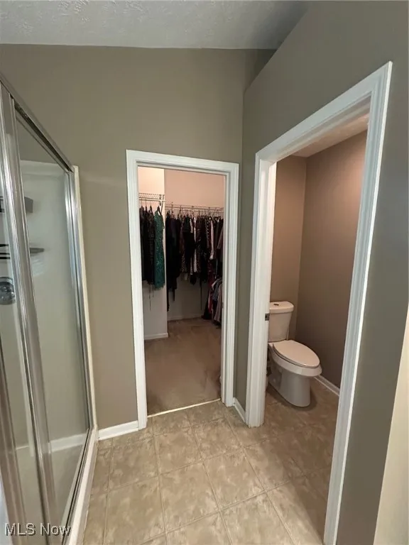 MSTR Full Bath LARGE walk-in closet
