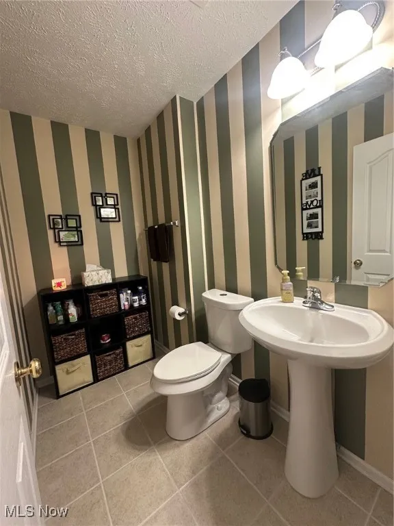 First floor 1/2 bath