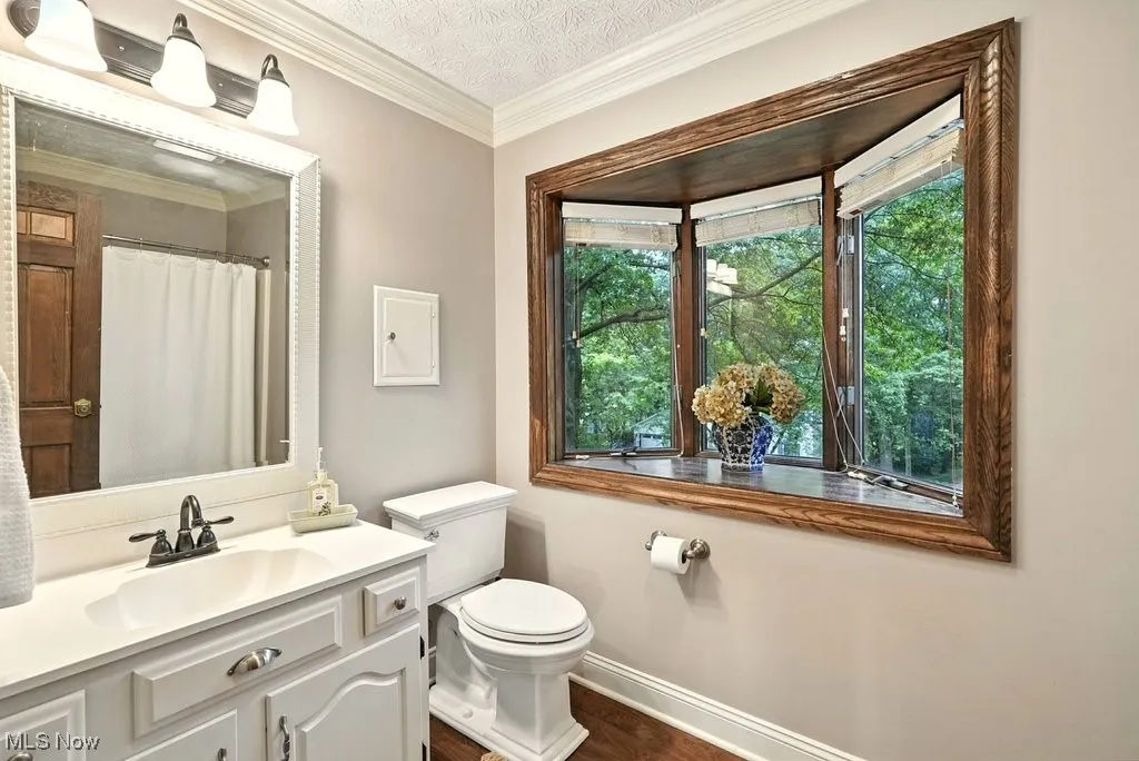 Bathroom with Crown Molding