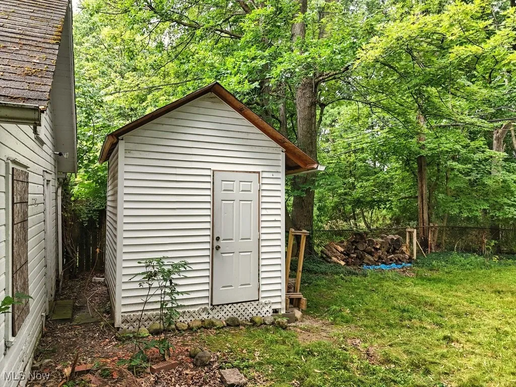 Full Shed behind garage