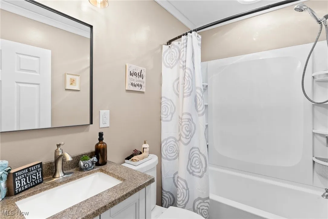Full bath with vanity and shower / bath combo