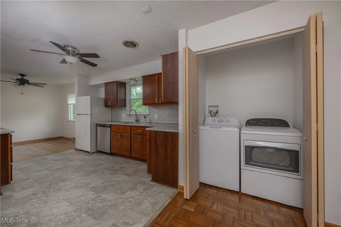 Laundry room featuring washing machine and clothes dryer and ceiling fan