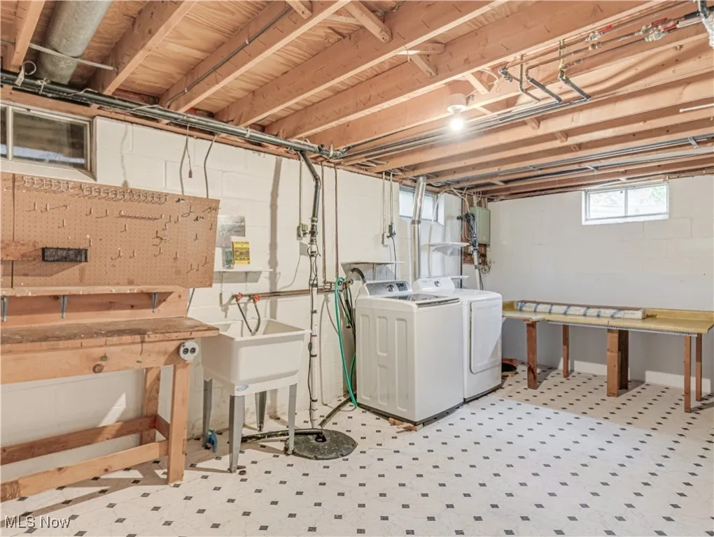 Laundry area and workbench in bsemen