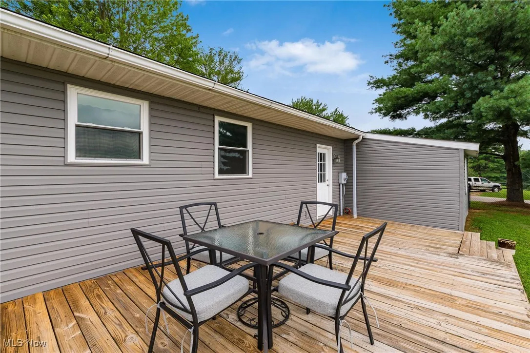 Deck with outdoor dining space