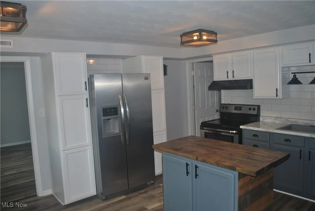 Kitchen island moves