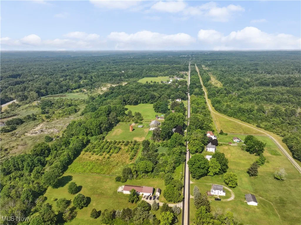 Aerial view of property's location featuring a heavily wooded area