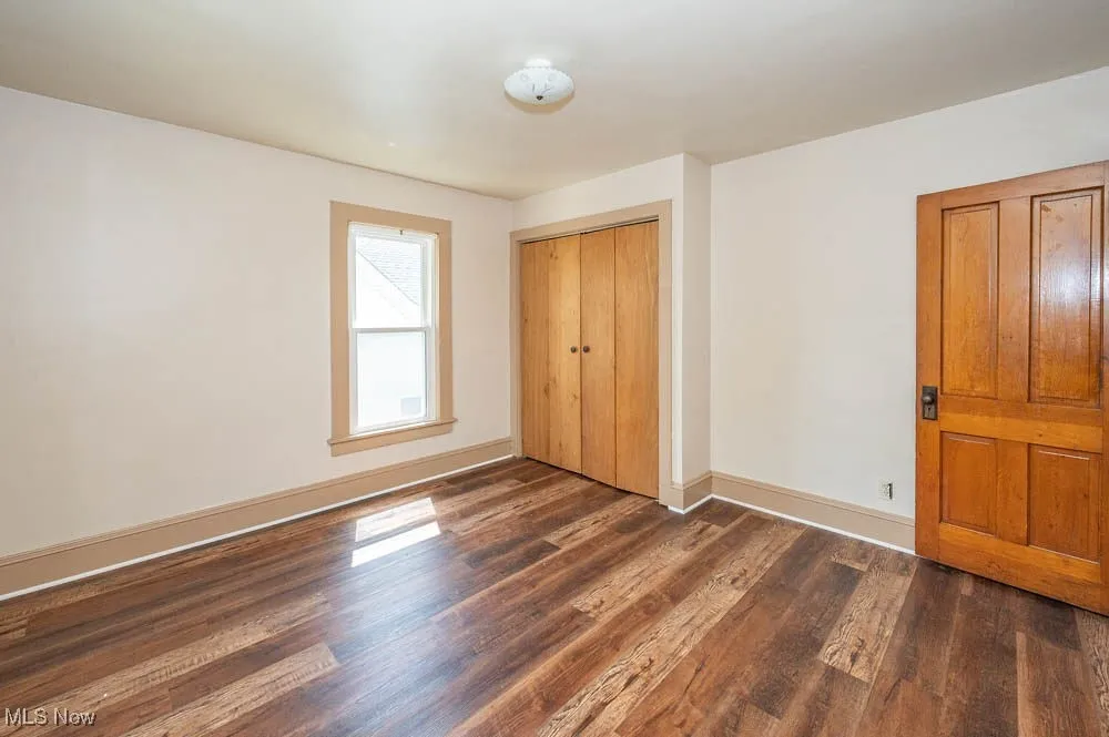 bedroom featuring dark wood-style flooring and a​​‌​​​​‌​​‌‌​‌‌​​​‌‌​‌​‌​‌​​​‌​​ closet