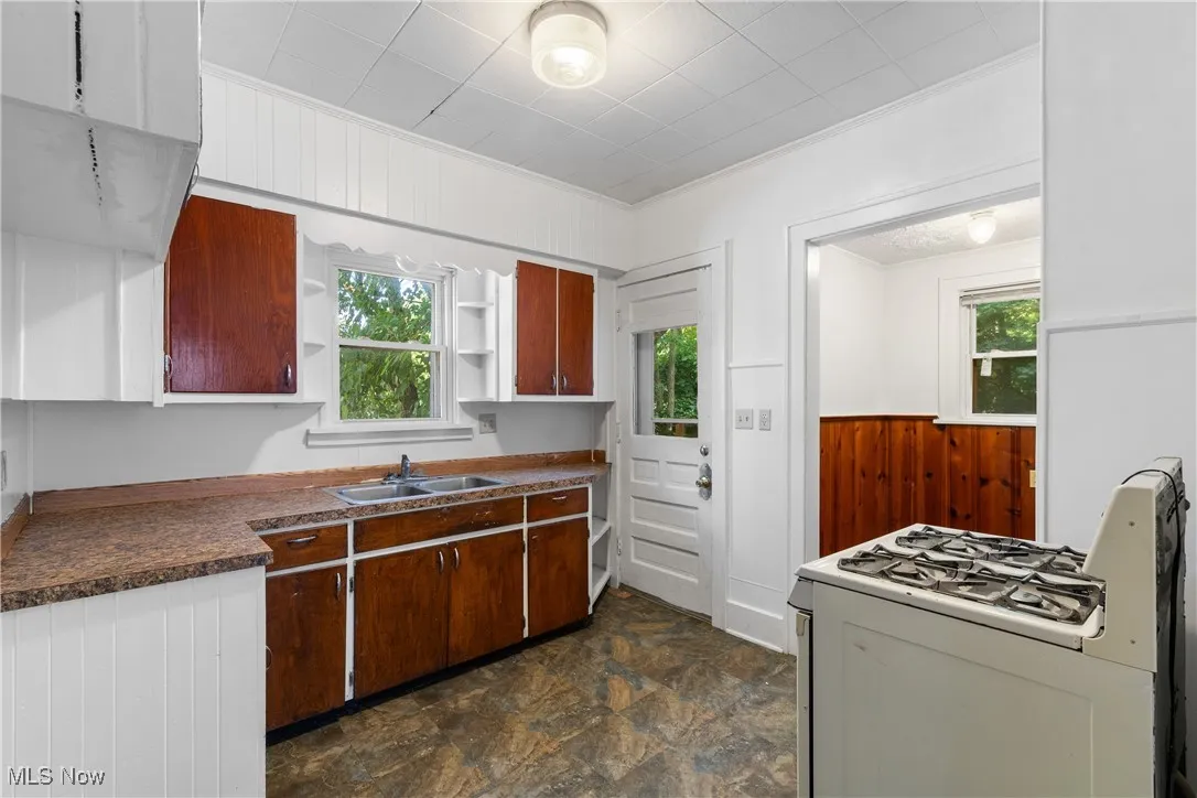 Kitchen with breakfast nook