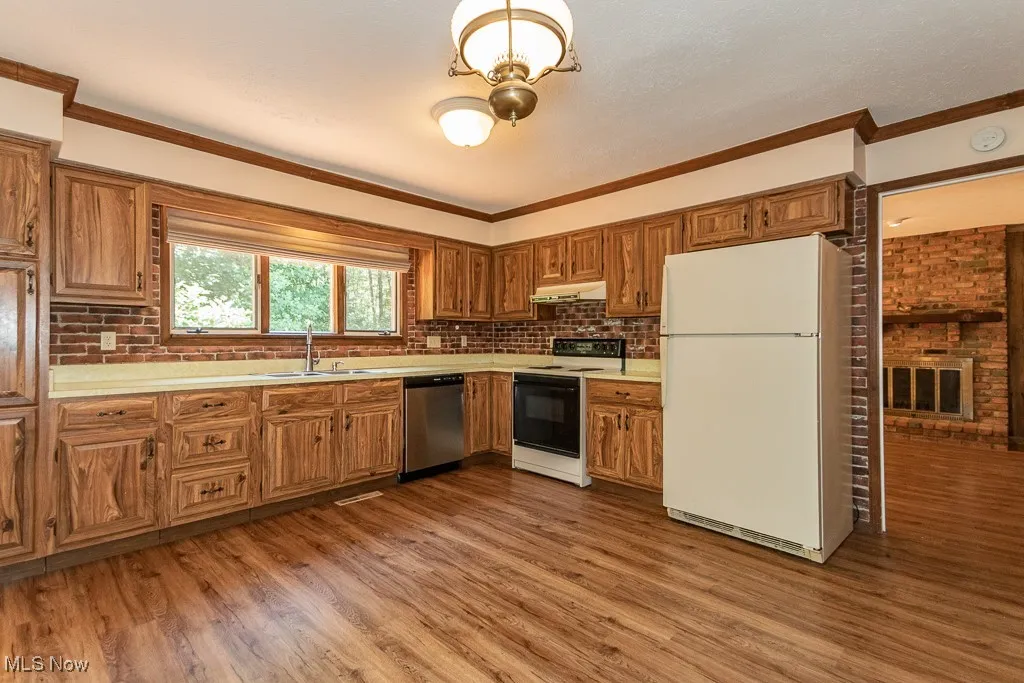 Extra Large Kitchen area loaded with Cabinets