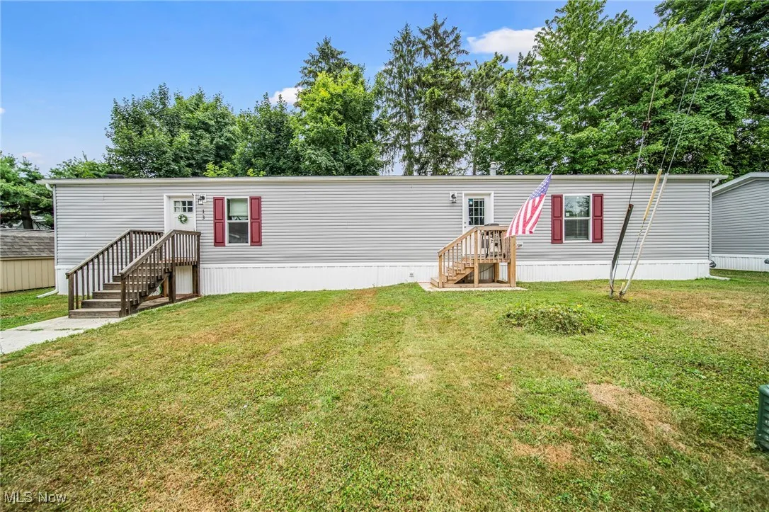Manufactured / mobile home featuring a front yard