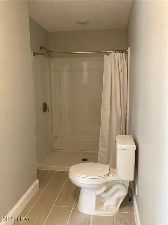 Full bath off Dining Room second view