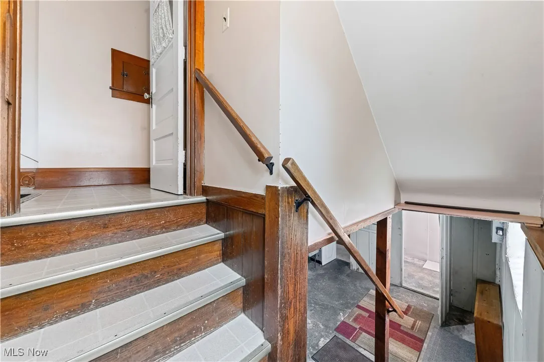 Stairs with concrete flooring