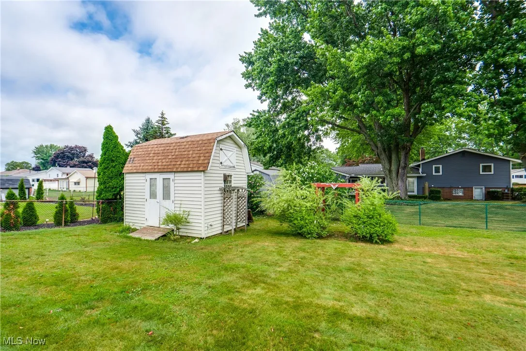 View of yard featuring a storage shed