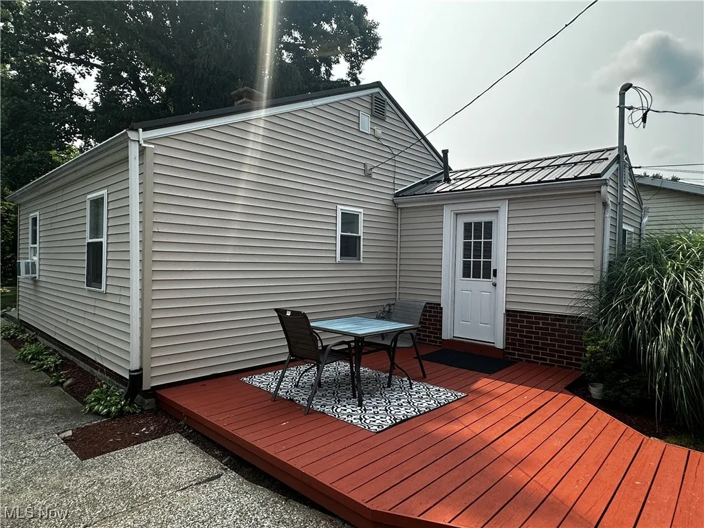 Deck with outdoor dining area
