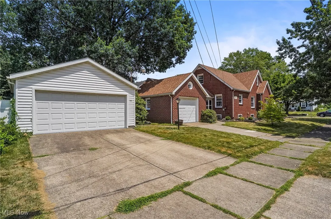 Detached 2-car garage