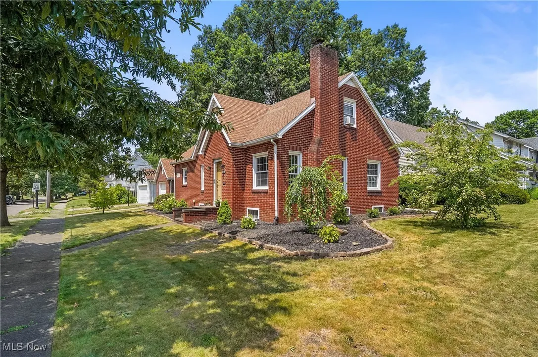 Ample side yard