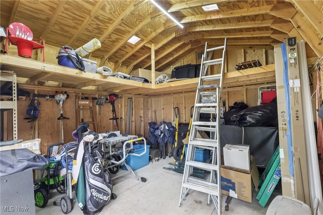 Inside the shed / plenty of storage