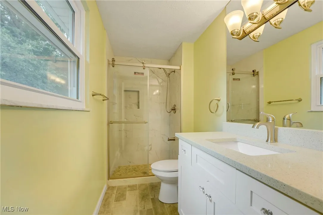 2nd floor hall bath