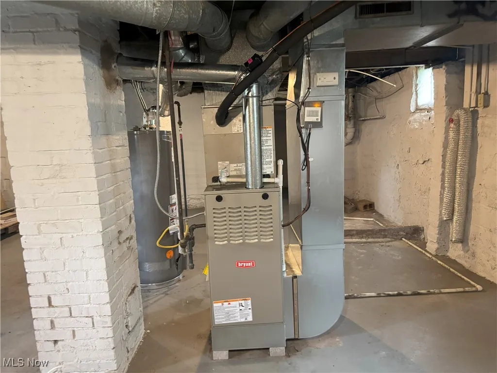 Utility room with heating unit and gas water heater