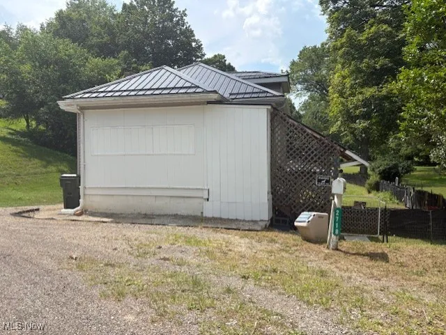 structure facing the twp. rd.