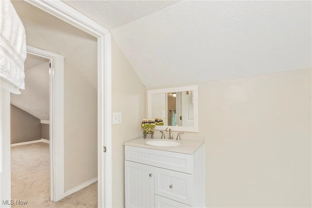 Oversized full bath on 3rd floor.