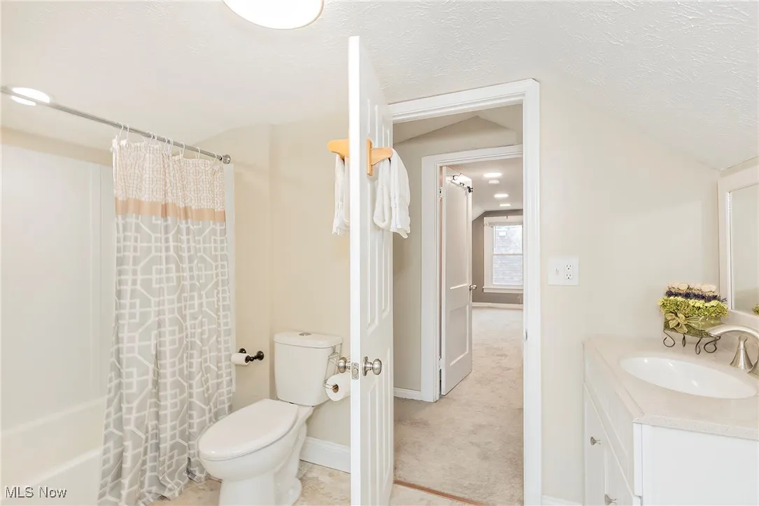 Full bath on the 3rd floor