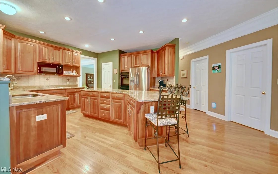 Kitchen w/Bar Seating
