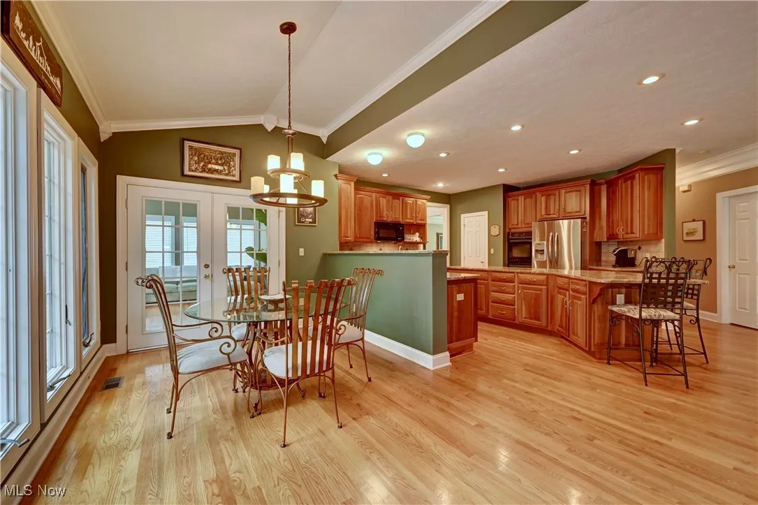 Kitchen with Eat-in Area